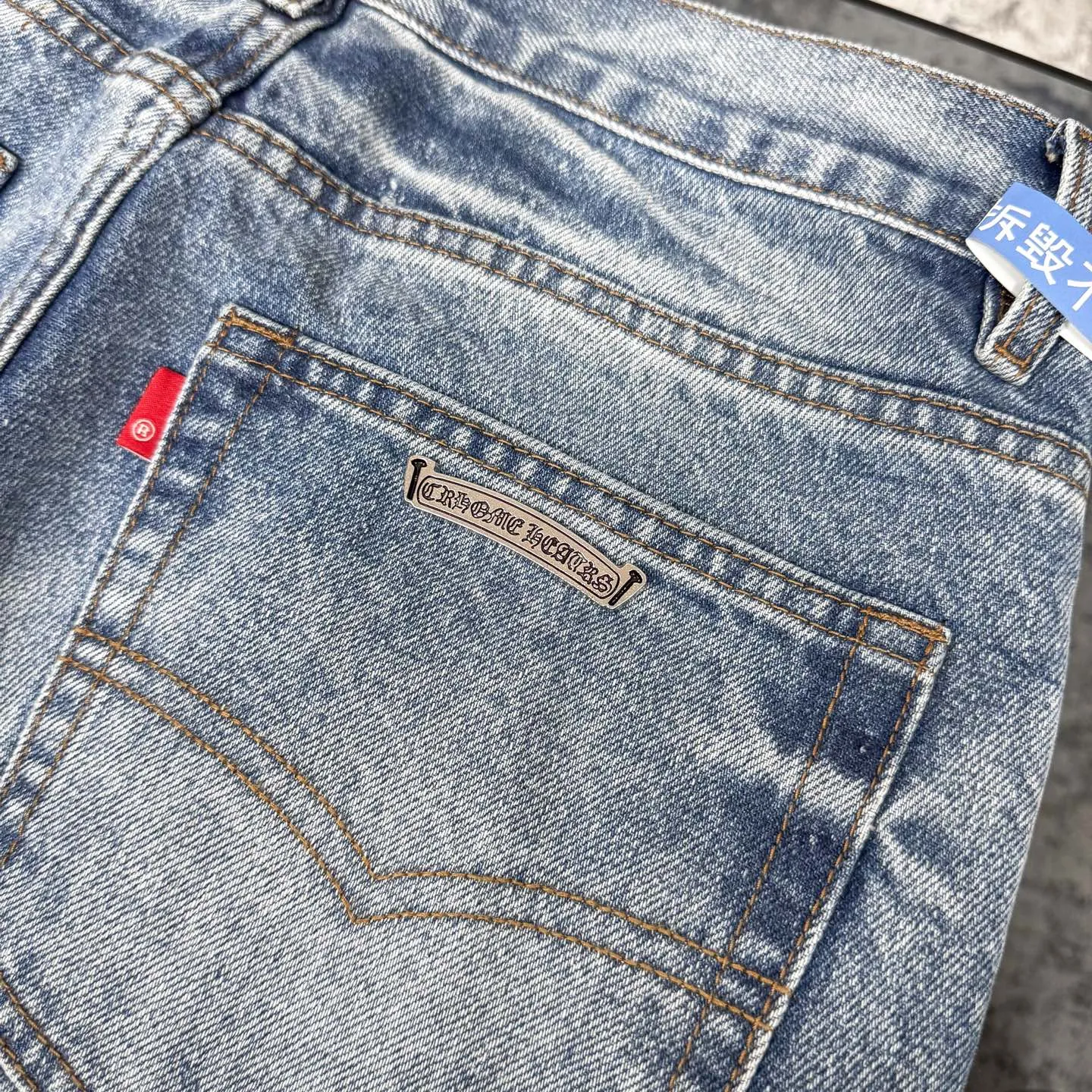 P260 Chrome Hearts 25FW CH Blue Pants Pink Leather Cross Bamboo Jeans. It adopts patchwork elements, mostly in the shape of a cross, and has glitter on the leather surface. Unique design, simple and elegant details, exquisite workmanship, the entire trousers are neatly routed, and the details are in place! It’s also so cool that both men and women can easily control it. It’s a gender-neutral trendy up version. Color: blue pants and pink leather Size: 28 30 32 34 36